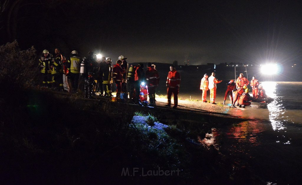 Einsatz BF Koeln PKW im Rhein Mondorf Hersel P052.JPG